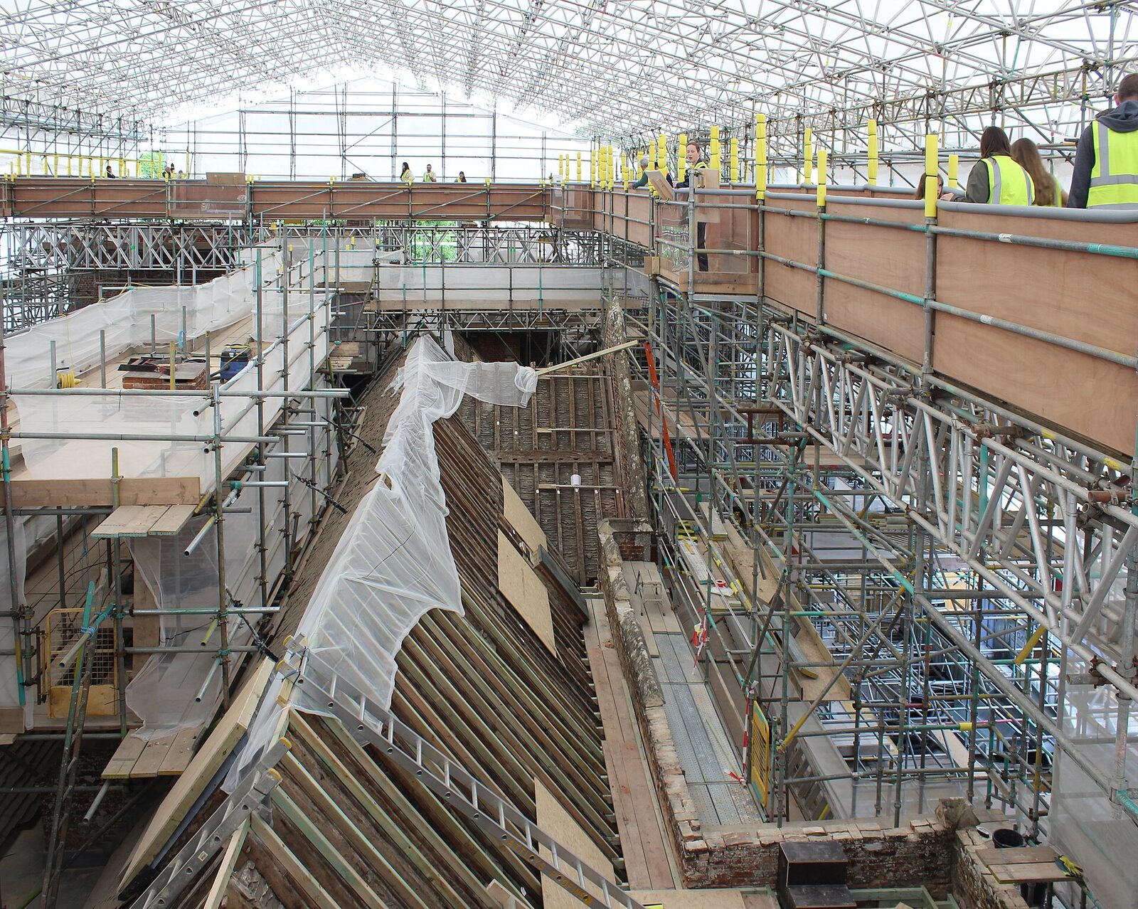 Obra de reparación de un tejado para estimar su precio por metro cuadrado