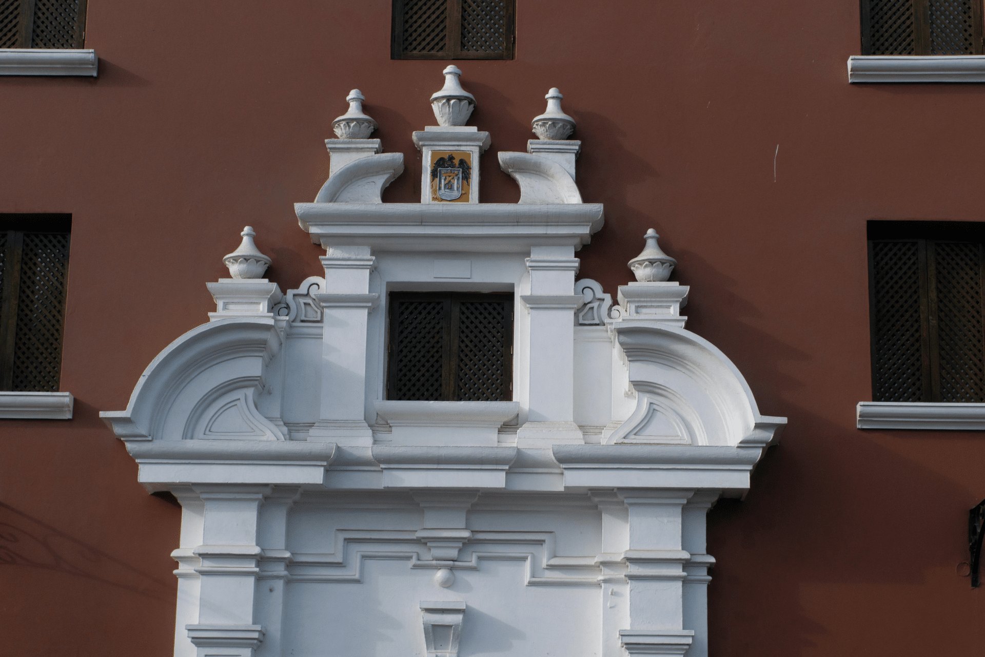 Fachada de edificio con el paño pintado y las molduras en blanco